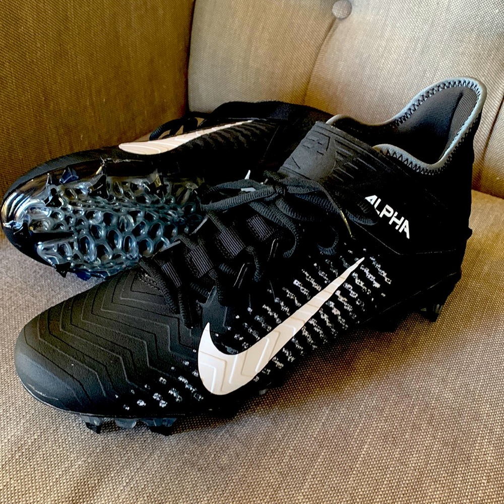 Nike Men’s Alpha Menace Pro 2 Mid Football Cleats